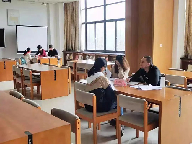 杭师大附中国际部入学考试现场图片